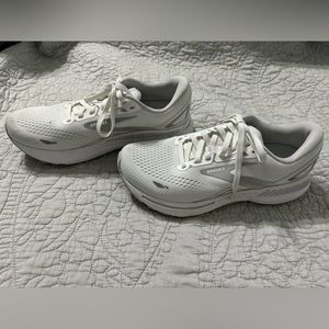 Womens Brooks Adrenaline GTS 23, Size 7.5M